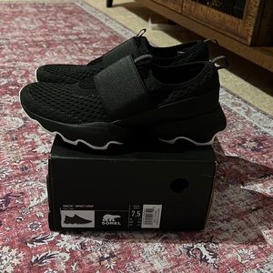 Sorel kinetic impact strap slip on sneaker women’s size 7.5 in black